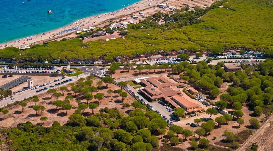 Veduta aerea dell'hotel e della spiaggia di Vignola Mare