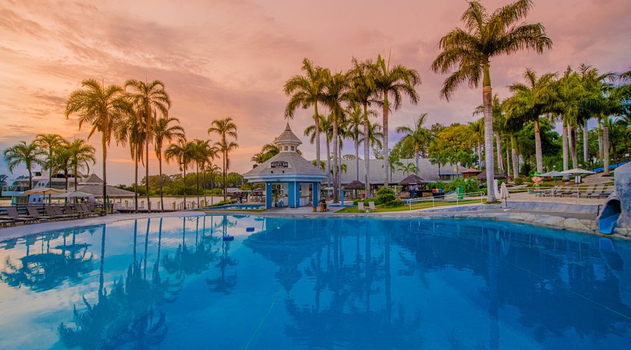 Fachada piscina espelho d'àgua