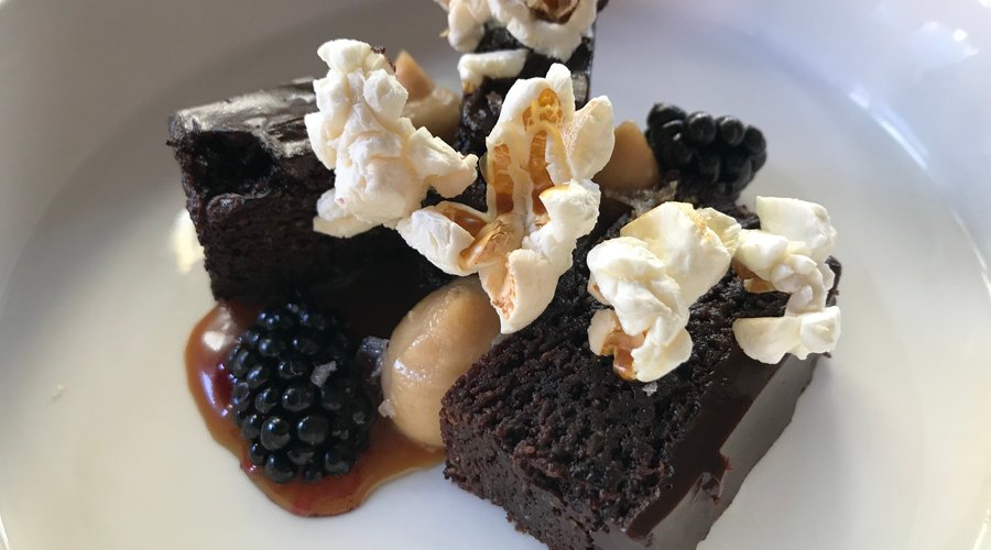Gâteau fudge au chocolat, beurre de cacahuète, caramel de soja et pop-corn au sel  de mer fumé. Chocolate fudge cake with peanut butter, soya caramel  and popcorn with smoked sea salt. 