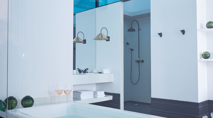 The cinematographic's bathroom of Alexandra and Philippe Room