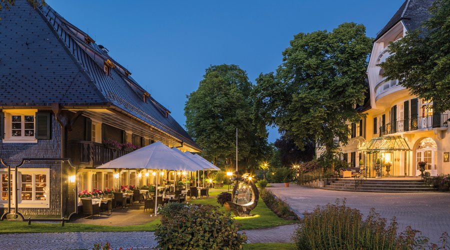 Schwarzwaldhaus von 1639 mit dem Restaurant Adler Stuben und der Restaurantterrasse sowie dem Hauptgebäude aus dem 19. Jahrhundert.