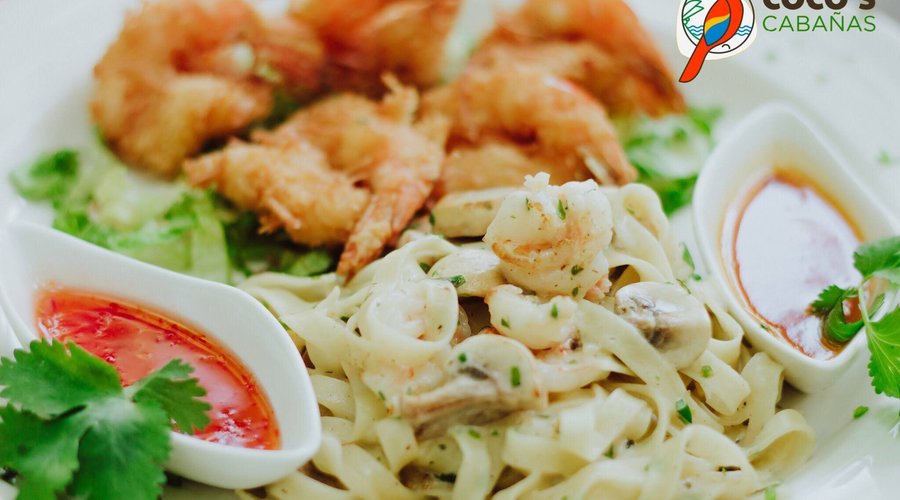 Camarones al coco con pasta de linguini alfredo/
Coconut shrimp with linguini alfredo pasta
