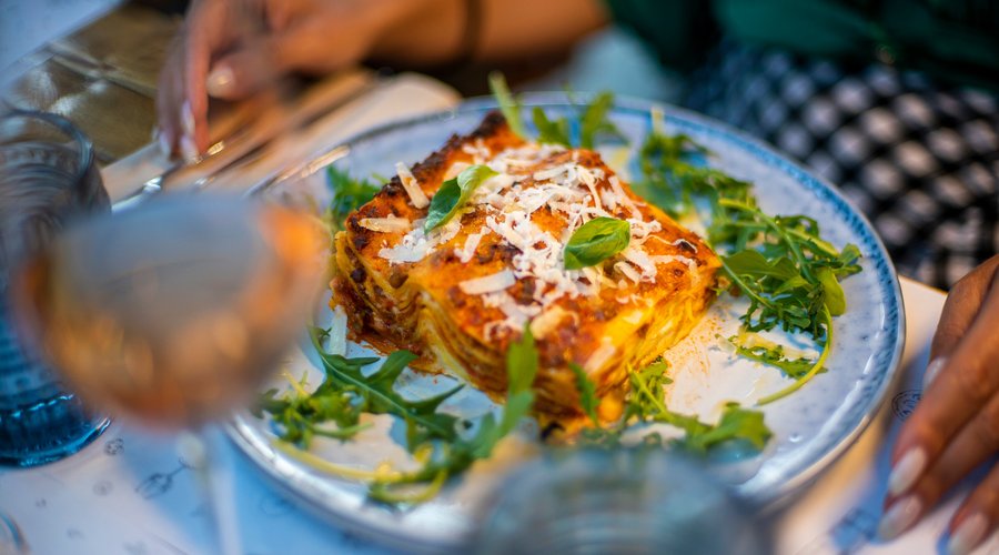Lasagne Alla Bolognese - Pasta fresca, Ragu's, Bechamel, Grana Padano DOP e Manjericão.