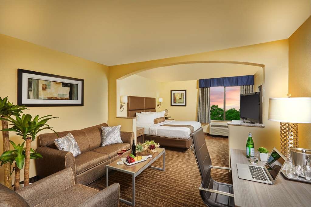 Hotel photo 1 of Best Western Plus Lewisville Flower Mound.