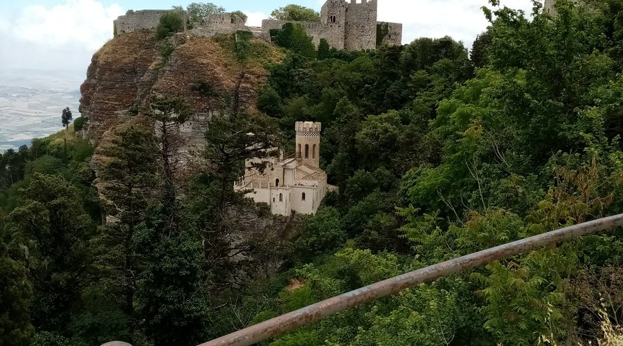 Vista dai Giardini del Balio a Erice, si vede il Castello di Venere e la Torre Pepoli. Erice, giugno 2021