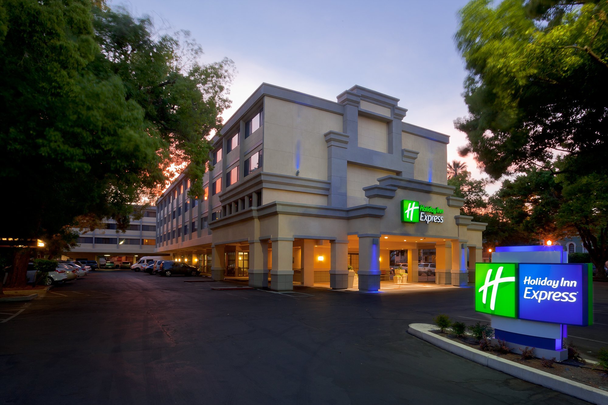 HOLIDAY INN EXPRESS SACRAMENTO CONVENTION CENTER AN IHG HOTEL   Hotel Exterior 