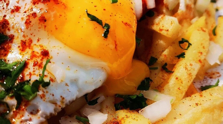 Huevos estrellados. Papas de la isla, huevos camperos, sobrasada y un poquito de perejil y pimentón. Exquisitos!