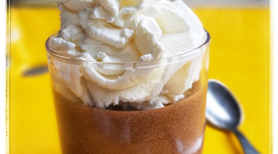 Mouuse au chocolat, pistache de Bronte (pépites) et chantilly maison.