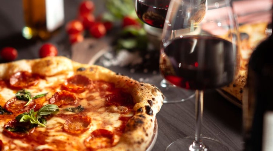 Pizza and Wine. Good combo 👍