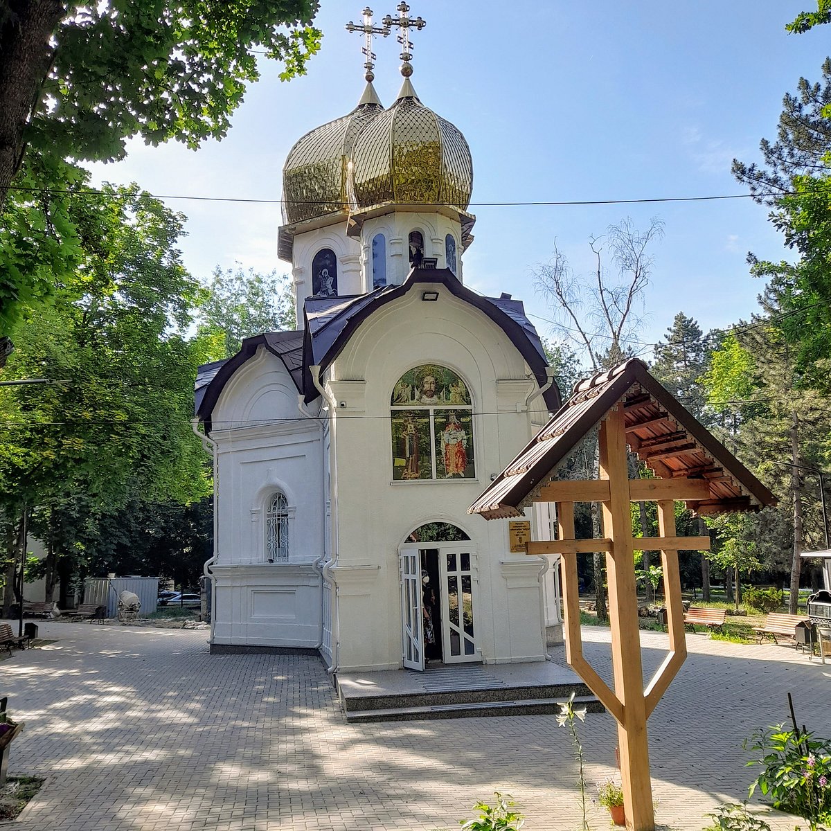 Хорошая кишинев. Мед парк Кишинев. Парк «Рышкань» Кишинев. Капитолис парк Кишинев.