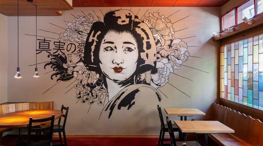 Secondary room with Japanese wall art