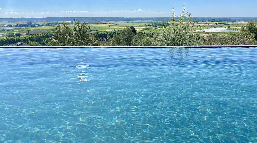 Une piscine exceptionnelle à débordement  de 16m de long chauffée 6 mois dans l’année  avec ses nombreux transats et canapés pour s’y lover 