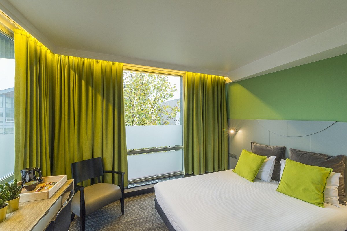 В первом номере зеленый. Грин отель Бутово. Зеленая спальня. Отель в зеленом стиле. Отель в зеленых тонах.