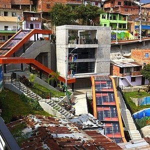 Con nuestra modernas maquinas puede lavar su ropa de viaje en tan solo una  (1) hora y treinta (30) minutos. - Picture of Medellin, Antioquia  Department - Tripadvisor