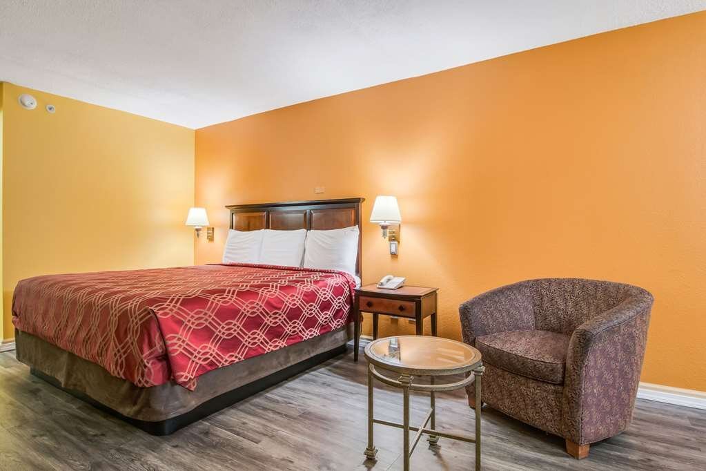 Econo Lodge At Six Flags Rooms: Pictures & Reviews - Tripadvisor