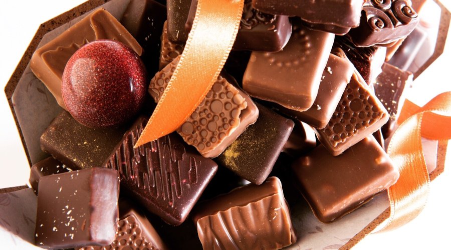 Nos chocolats ganaches et pralinés. Confection artisanale et sur place.