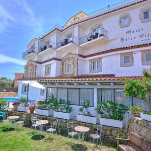 Panoramica dell'hotel dal giordino che si affaccia sulla sala colazioni