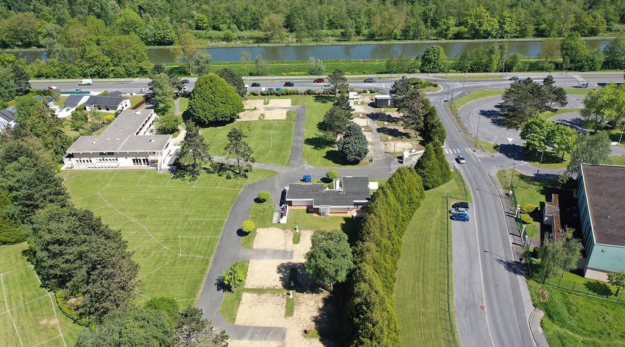 Camping municipal ouvert sur une surface de 3 000 m 2
accueil de 8 h 00 - 20 h 00 
composé de
21 emplacements caravane et camping car
43 emplacement en herbe 
les emplacements sont délimités par zone.

aire de jeux et salle de repos sont à disposition des usagers