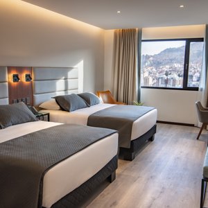 Habitación Doble: 2 camas Queen,  TV cable, WiFi, caja de seguridad, baño privado, secador de cabello.