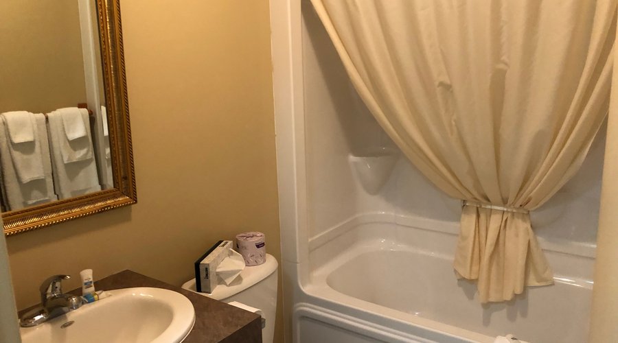 Salle de bain petite et bien équipée. Serviettes propres et quantité suffisante. Toilette et bain propreté remarquable