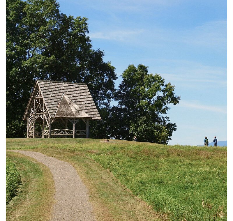 Gazebo and greenery at Poets' Walk Park