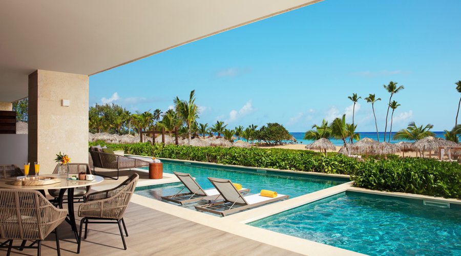 Preferred Club Presidential Suite Swim-Out Ocean Front: a large terrace equipped with seating area, sun loungers, a whirlpool and direct access to a pool.
