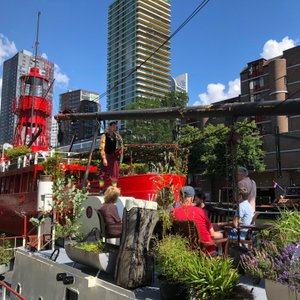 De Logeerboot geeft een unieke ervaring op een boot in het centrum van Rotterdam. Tussen de gebouwen in maar toch een rustige plek voor jezelf. Voor een bijzondere overnachting in Rotterdam.