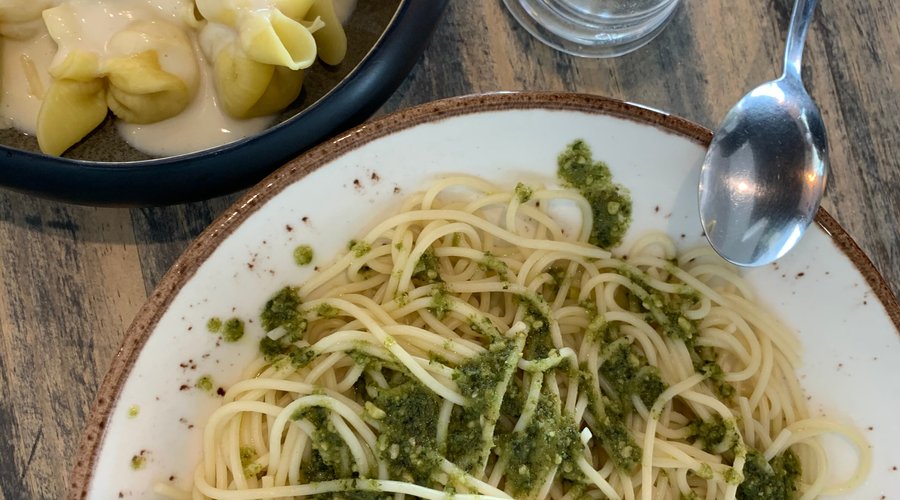 Spaguetti Pesto y Fagotti de queso y pera