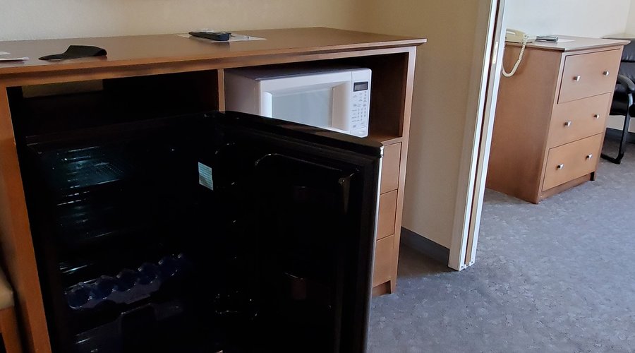 Queen mini suite - large fridge, microwave, 2 TV's