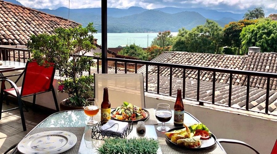 Nuestra terraza de Soleado, cocina del mundo con la hermosa vista al lago 🔆