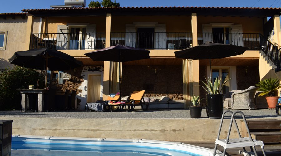 Vista dos apartamentos (piso superior), a partir da Piscina.