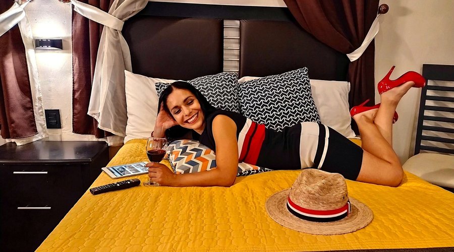 Junior Suite 6, 2 Camas Matrimoniales, 1 Sofá Ocasional, Smart Tv con contenidos digitales, fibra óptica, aire acondicionado, ventilador, piso de madera, ventanal hacia patio interior, ante comedor y cuarto vestidor.