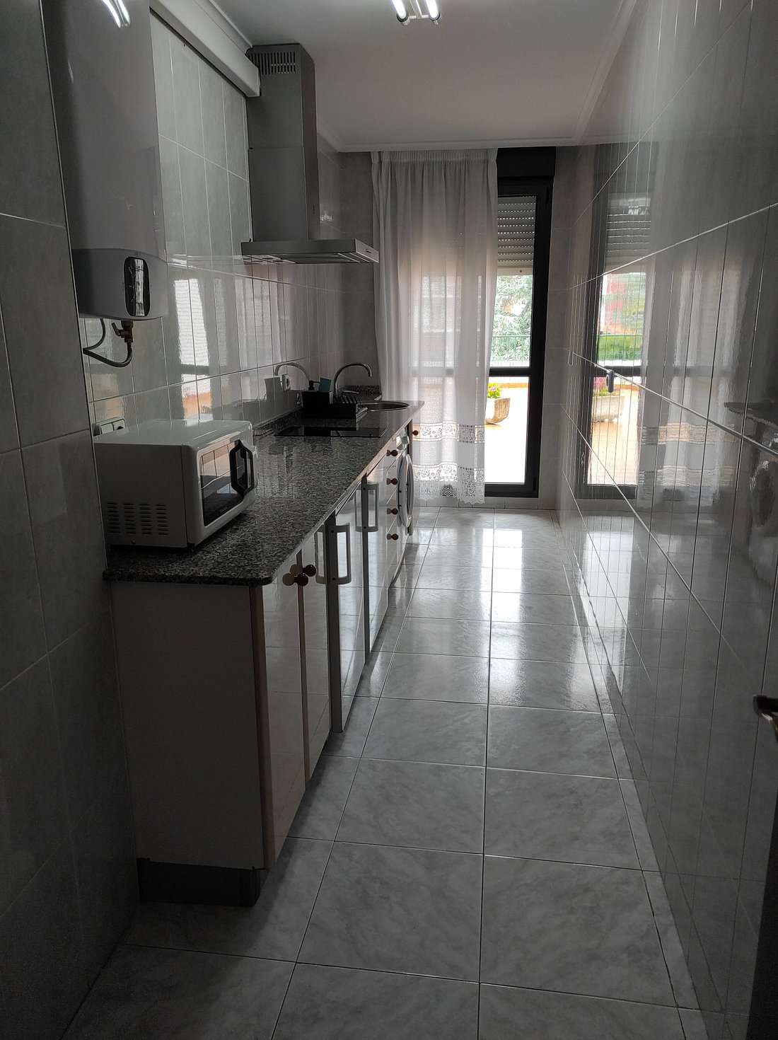 Dormitorio con armario-puente: fotografía de Apartamentos Salceda, Noja -  Tripadvisor