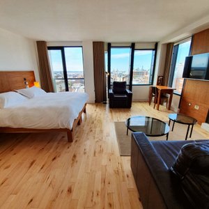 Corner suite