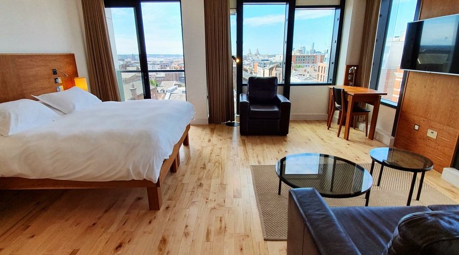 Corner suite