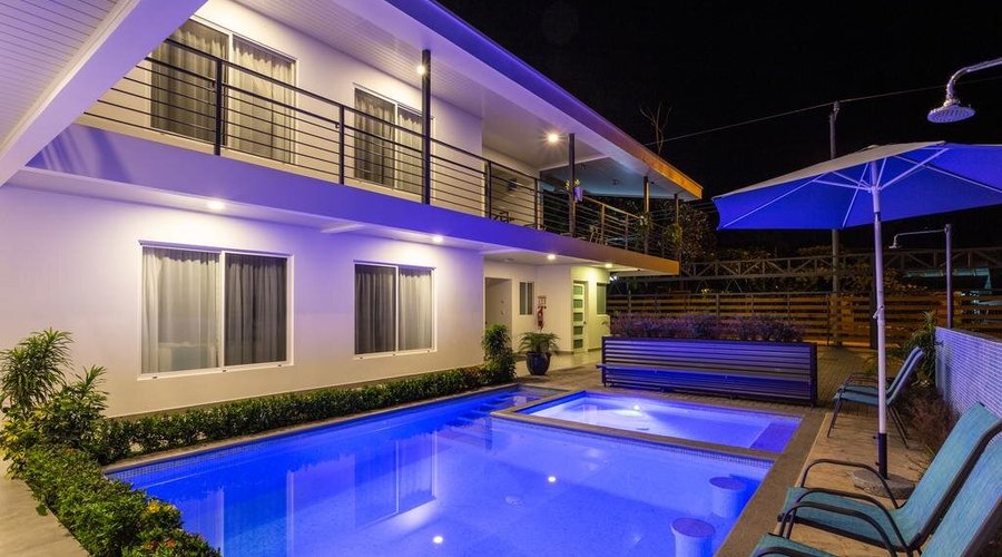 Piscina para adultos y niños.