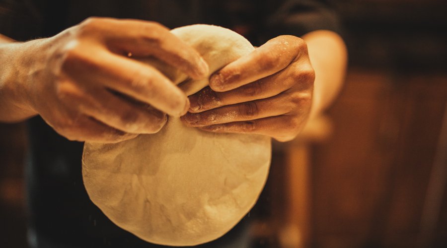 disfruta de nuestra preparación de pizza con  masa a la piedra cocinada en horno a leña con madera nativa. 
