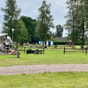 Öjaby camping är en riktig pärla alldeles invid sjön. Där finns både bad och lekplats. Standarden är enkel men rent och väl omskött. Kan verkligen rekommenderas.