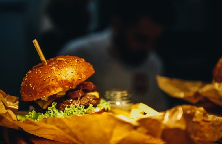 Hamburger Alamo - wołowina/nachos/jalapeno/bekon/sos serowy/bbq/salata/fryty -41 zł.

