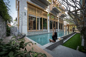 SHAN Villas Sukhumvit in Bangkok, image may contain: Villa, Hotel, Resort, Person