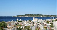 Pierre tombale de Pierre Bachelet - Picture of Cimetière marin de  Saint-Tropez - Tripadvisor