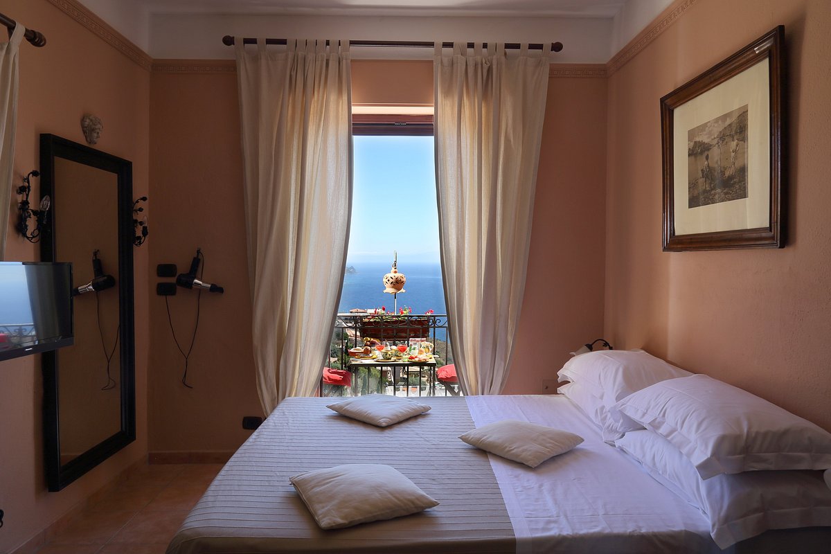 Comodo armadio appendi abiti - Picture of Barokhouse, Sicily - Tripadvisor