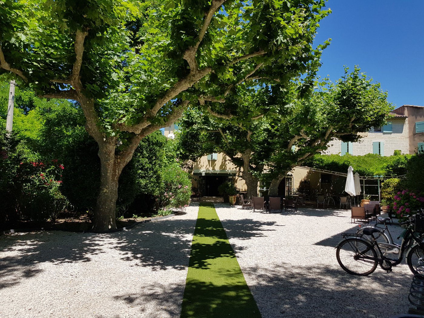 hotel restaurant la ferme avignon france