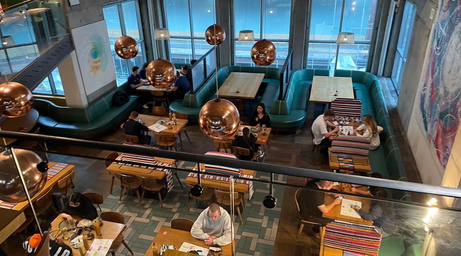 foto de um restaurante elegante com mesas
