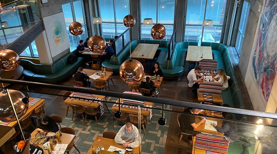foto de um restaurante elegante com mesas