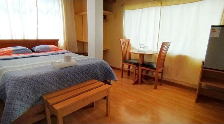 ✅SUITE MATRIMONIAL
INCLUYE: 
🔸 Cama de 2 plazas                                
🔸 Minibar con stock
🔸Baño privado🧻
🔸Tv Led - Cable 📺
🔸 Wi-fi en toda nuestra área. 
🔸Agua caliente🚿
🔸 Teléfono intercomunicador (si desea alguna bebida a su habitación)📞                                                                        
🔸 Áreas verdes🌴🌳
🔸 Cochera🚘

CODIGO:302