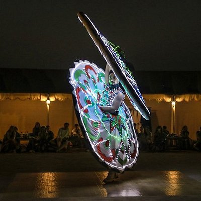 Ένας άντρας που χορεύει τον παραδοσιακό χορό Τανούρα σε μια κατασκήνωση στην έρημο στο Ντουμπάι
