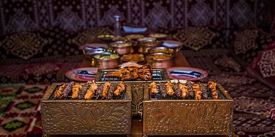 두바이 사막 캠프에서 즐기는 전통 아랍식 바베큐
