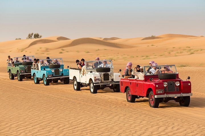 두바이의 랜드로버 사막 사파리