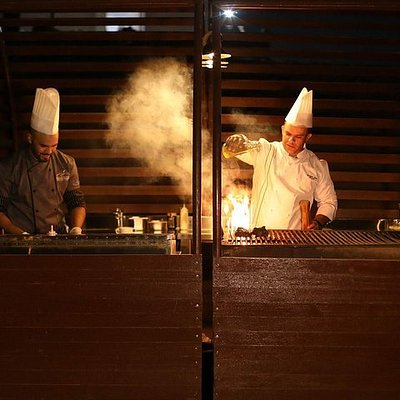 Ένας ιδιωτικός σεφ μαγειρεύει ένα δείπνο με πολλά πιάτα σε ένα πολυτελές σαφάρι στην έρημο στο Ντουμπάι